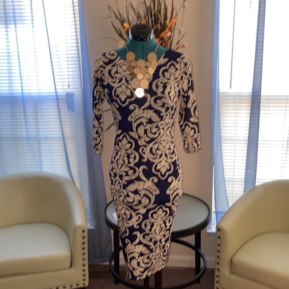 QED LONDON | Ladies Fitted Damask Print Midi Dress​